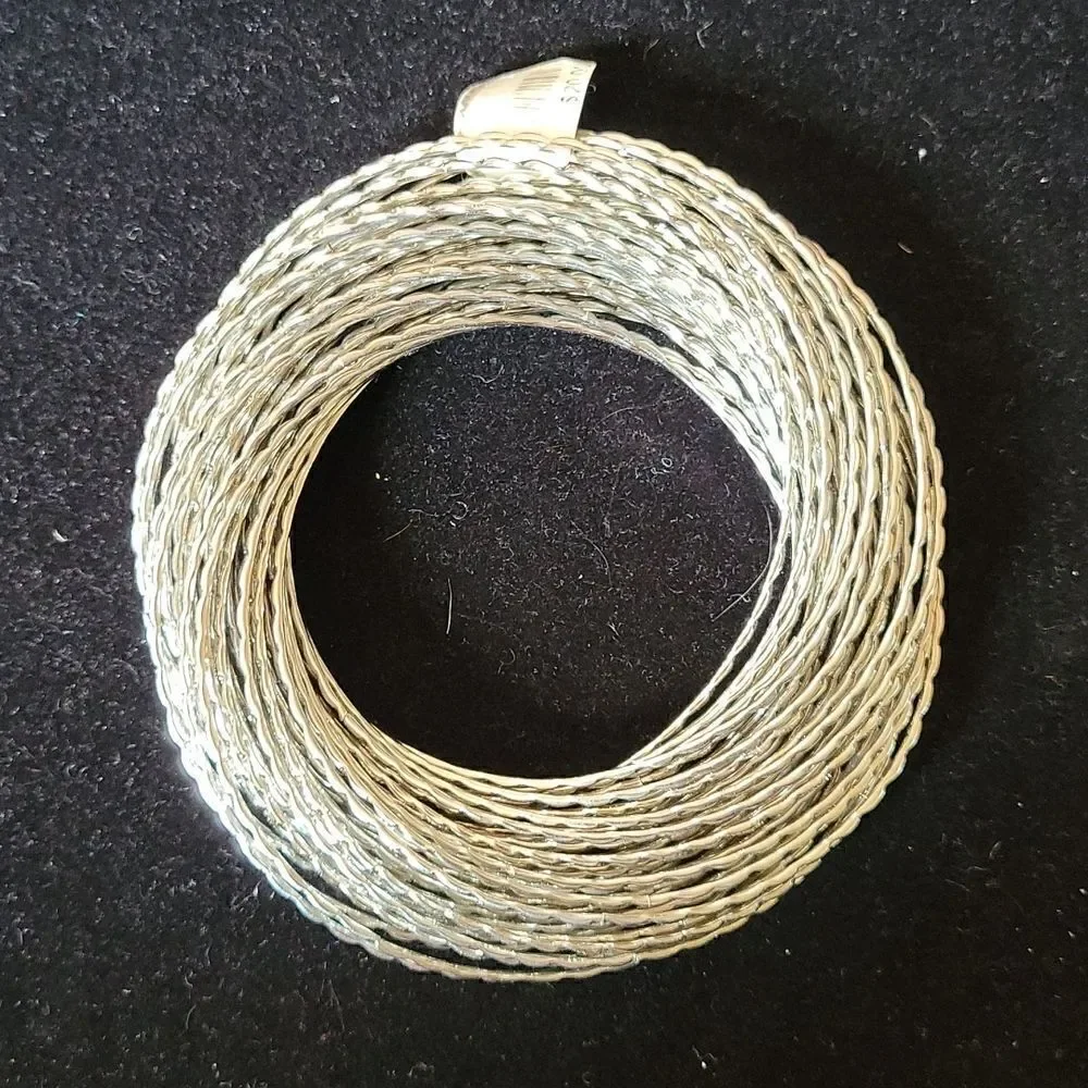 Statement bracelet. 44 bright silver tone interlocked bangles - Picture 4 of 5